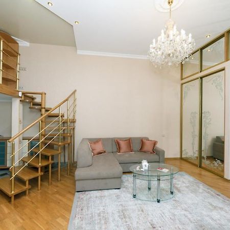 Stylish Two-Level Flat 2 Min From Khreschatyk Kiev Bagian luar foto